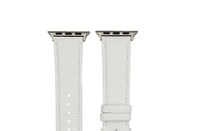 Vue détaillée du bracelet de montre en cuir blanc, bracelet de rechange texturé avec connecteur.