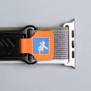 Vue détaillée du bracelet de montre en nylon de rechange pour Apple Watch avec adaptateur.
