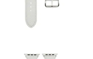 Vue rapprochée détaillée du bracelet de montre en cuir blanc avec boucle et adaptateurs en acier.