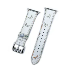 Gros plan détaillé sur le bracelet de montre en cuir blanc avec motif papillon et boucle.