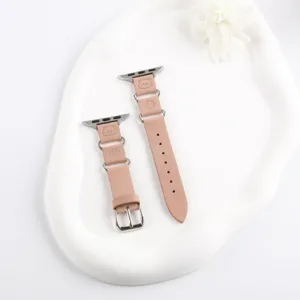 Bracelet en cuir rose avec motif d'ours mignon pour Apple Watch, vue détaillée.
