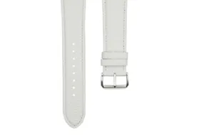 Vue détaillée de bracelet de montre en cuir blanc motif litchi, texture fine et coutures.