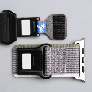 Gros plan sur le bracelet de montre en nylon avec connecteur en métal et fermeture velcro.