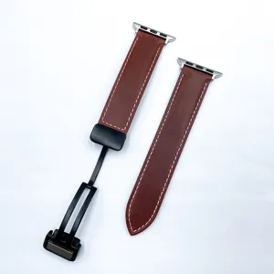 Cinturino per orologio in pelle marrone con chiusura magnetica pieghevole e connettori.
