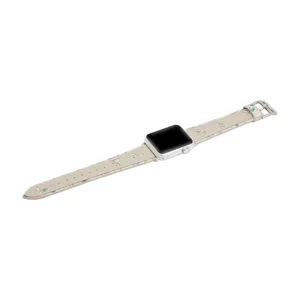 Vue détaillée de l'élégant bracelet de montre en cuir beige avec imprimé papillon pour Apple Watch.