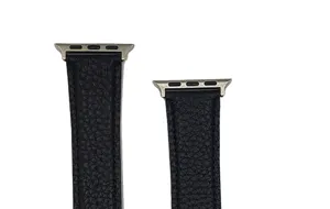 Détail de bracelet de montre de rechange en cuir motif litchi noir, compatible smartwatch.