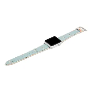 Vue détaillée du bracelet de montre en cuir bleu avec imprimé papillon élégant.