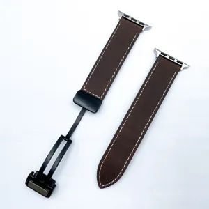 Cinturino per orologio in pelle marrone compatibile con smartwatch e fibbia magnetica.