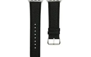 Détail de bracelet de montre en cuir texturé litchi noir, boucle et connecteurs argentés.