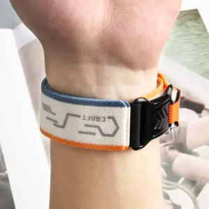 Bracelet montre en nylon tissé pour montres connectées, doté d'une boucle robuste et design.