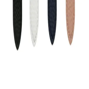 Vue détaillée de pointes de bracelet de montre en cuir grainé en quatre coloris élégants.