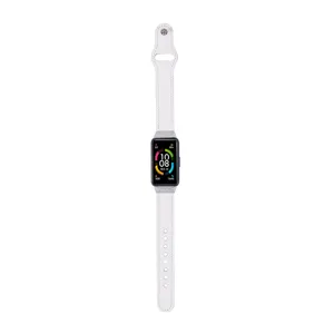 Dettaglio del cinturino per smartwatch in vera pelle bianca con connettori metallici.