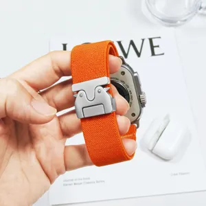 Cinturino nylon arancione per Apple Watch, con fibbia metallica robusta e design confortevole.