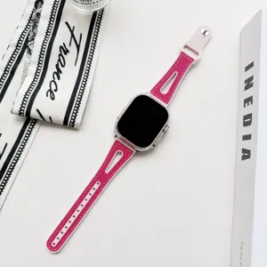 Gros plan d'un bracelet de montre en silicone rose et blanc compatible Apple Watch, plat.
