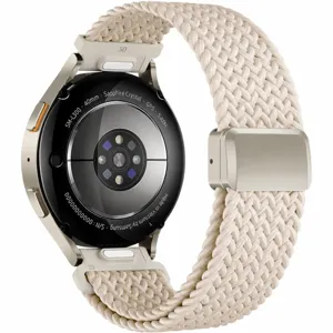 Gros plan détail du connecteur de bracelet de montre magnétique en nylon tissé et dos de montre.