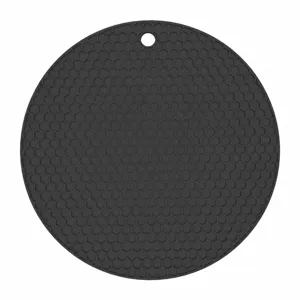Vue de detail du dessous de plat en silicone rond avec texture nid d'abeille et trou d'accroche.