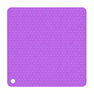 Detail de tapis d'isolation en silicone violet, dessous de plat antidérapant resistant.
