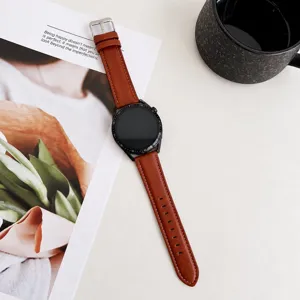Vue détaillée du bracelet de montre connectée en cuir marron avec boucle en métal.