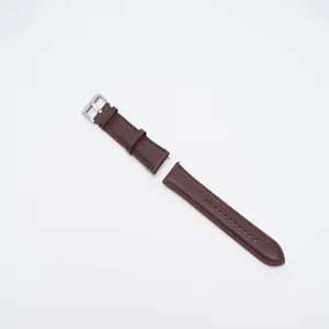 Vue détaillée du bracelet de montre en cuir marron foncé avec boucle et coutures soignées.