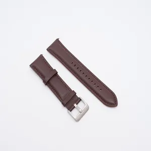 Vue détaillée du bracelet de montre en cuir marron, avec coutures fines et boucle ardillon.
