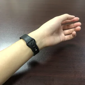 Correa de repuesto de cuero negro usada en la muñeca, compatible con pulseras inteligentes.