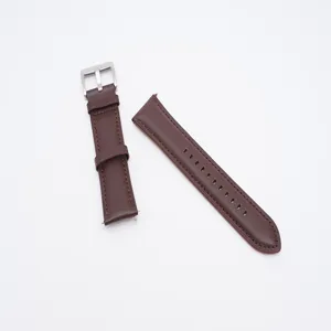 Vue détaillée de bracelet de montre en cuir marron véritable, coutures fines avec boucle métal.