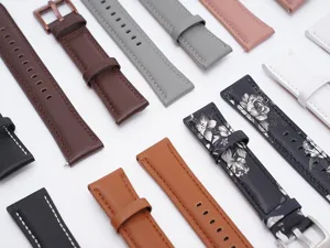 Gros plan de divers bracelets de montre en cuir véritable de couleurs et motifs variés.