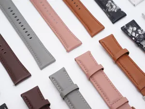 Vue détaillée de divers bracelets de montre en cuir et à fleurs avec coutures et boucles en métal.