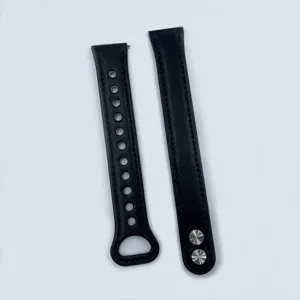 Vue détaillée de bracelet de montre connectée de rechange en cuir noir avec double rivet.
