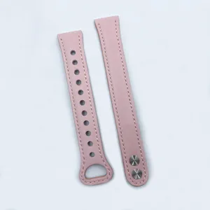 Bracelet de montre de remplacement en cuir rose avec rivets métalliques et belles coutures blanches.
