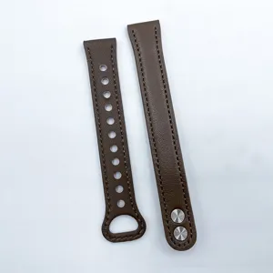 Bracelet de montre de rechange en cuir marron avec doubles clous métalliques et trous.