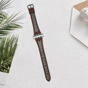 Vue detaillee du bracelet en cuir avec motif tisse noir et blanc pour montre.