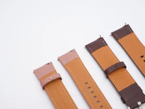Vue détaillée de la doublure de bracelets de montre en cuir véritable avec coutures et attaches.