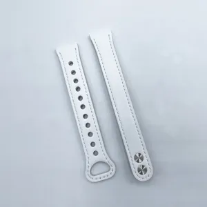 Bracelet de remplacement pour montre connectée en cuir blanc, design simple et élégant.