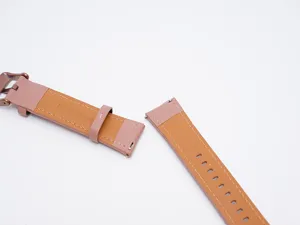 Detail de bracelet de montre en cuir rose 20mm avec surpiqures fines et boucle elegante.