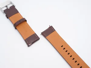 Vue détaillée de bracelet montre en cuir marron, surpiqûres classiques pour montre connectée.