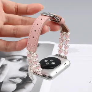Bracelet de montre en cuir rose et perles, vue de détail compatible Apple Watch.