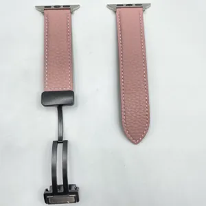 Elegante cinturino per orologio in pelle rosa litchi con comoda chiusura magnetica pieghevole.
