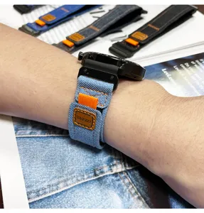 Vue détaillée du bracelet de montre en toile denim bleue avec démontage rapide et coutures.