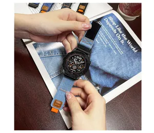 Gros plan sur le bracelet de montre en toile de jean avec fermeture velcro sécurisée.