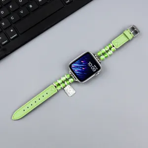 Bracelet de montre en cuir vert avec perles et détail de pendentif chat pour Apple Watch.