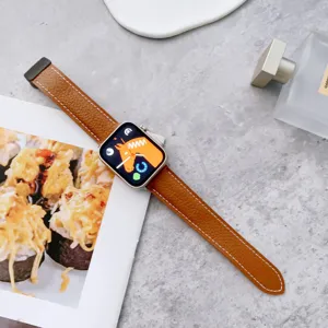 Dettaglio cinturino per orologio in pelle con motivo litchi e fibbia magnetica Apple Watch.
