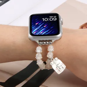 Bracelet de montre en perles avec breloque pour Apple Watch, elegante bijou de perles.