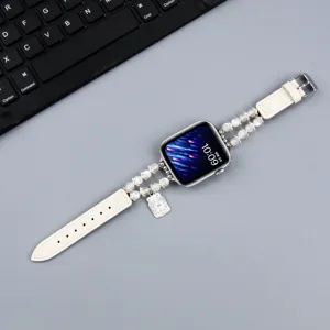Bracelet de rechange en cuir avec perles et breloque compatible pour Apple Watch chic.