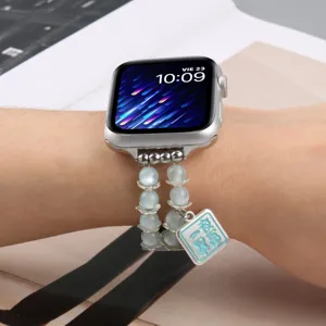 Vue détaillée du bracelet de montre en perles œil de chat élégant avec charme pour montre.