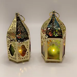 Primo piano dettagliato di lanterne decorative in ferro cavo dorato con luci per accogliente decoro.