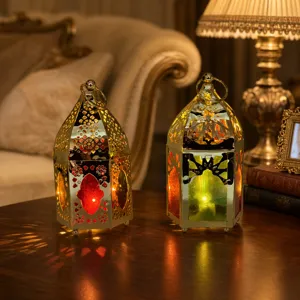 Lampada Vento Cava in Ferro Stile Europeo Dorato Portacandela Motivo Geometrico in Metallo Artigianato Decorativo Per Casa Soggiorno