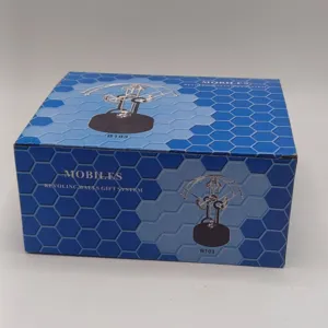 Vista detallada de la caja de embalaje del péndulo cinético de metal, decoración.