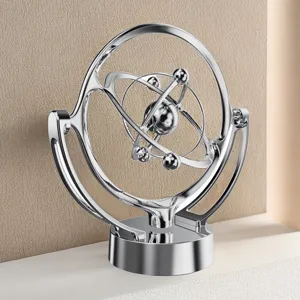 Vista in dettaglio del giocattolo da scrivania con modello di orbita celeste cinetica.