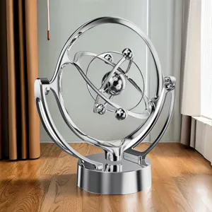 Ornamenti da scrivania a movimento perpetuo cinetico in metallo argentato dettaglio.